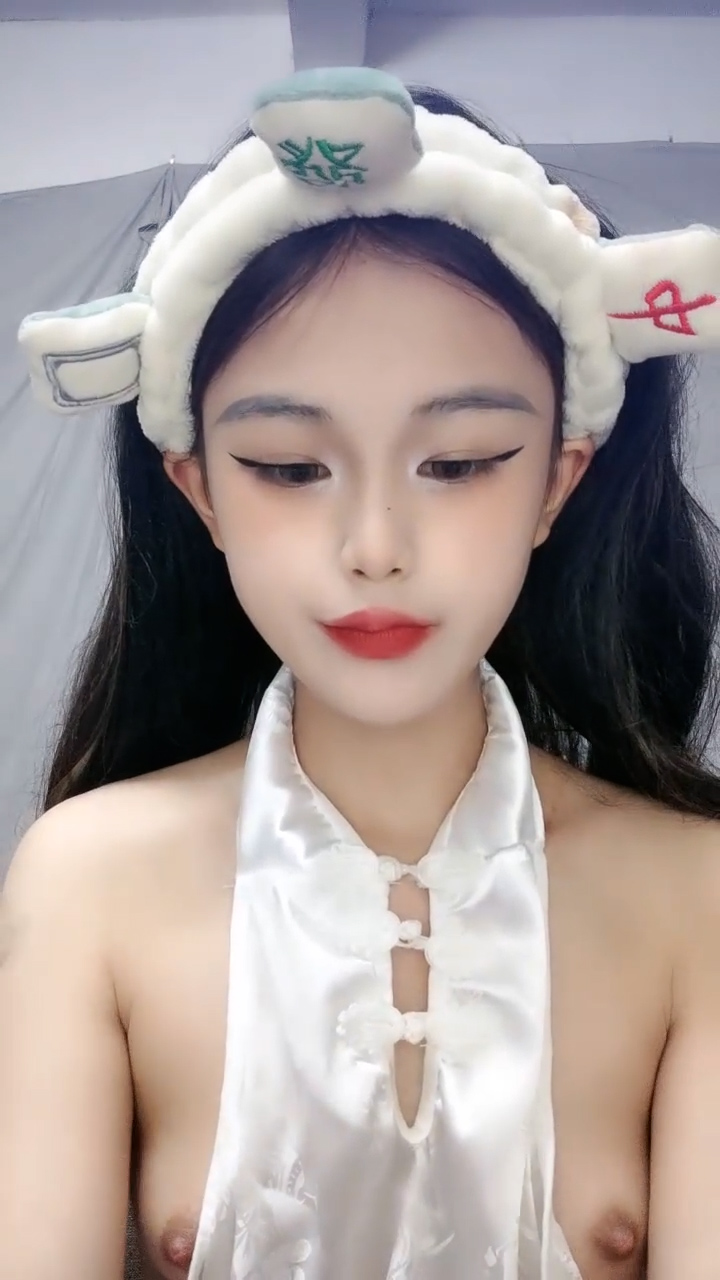 卡哇伊呆萌美少女！娇小身材贫乳！脱光光抬脚看穴，穿上开档黑丝袜，翘起屁股摇摆，摆弄各种姿势